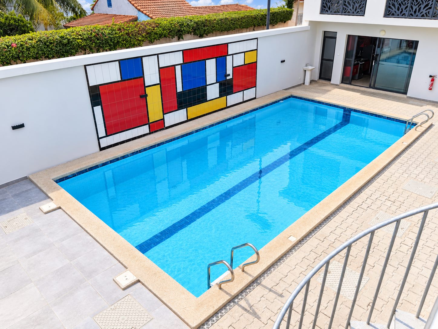 Vue en hauteur de la piscine et de la cour de la résidence