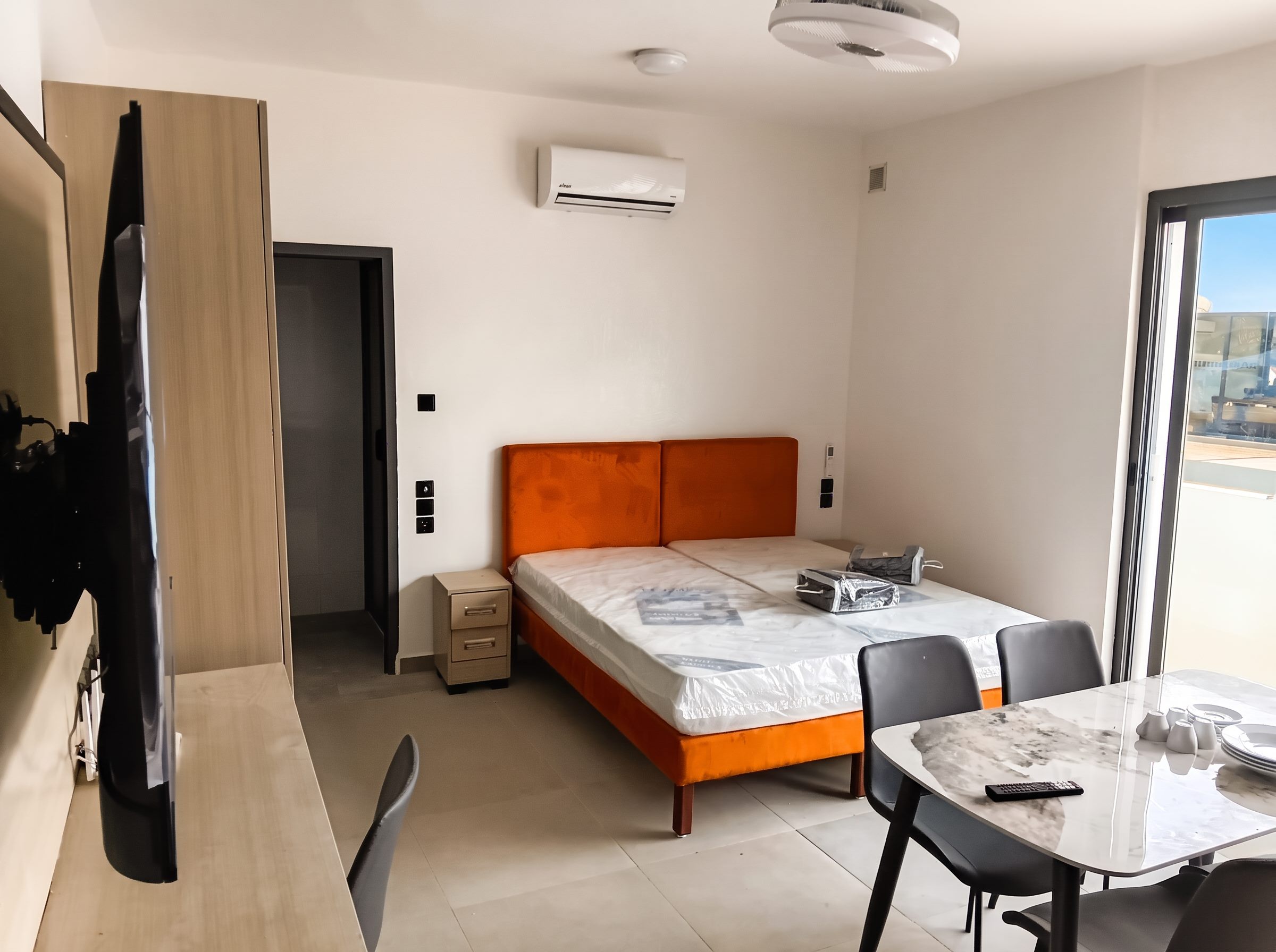 Vue d'une chambre de la résidence avec lit et espace de vie